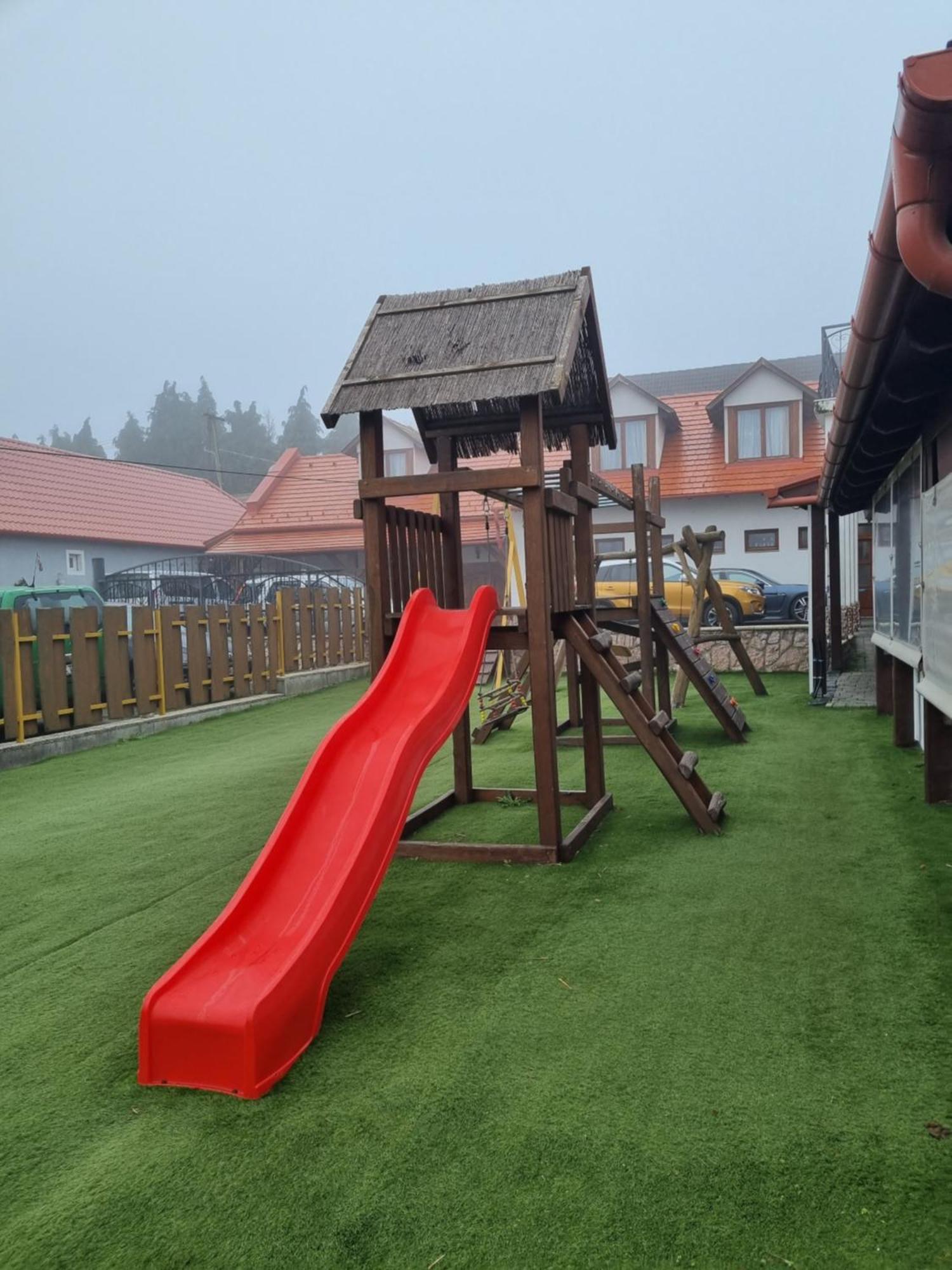 Kemences Fogado Bed & Breakfast Tardos Екстериор снимка